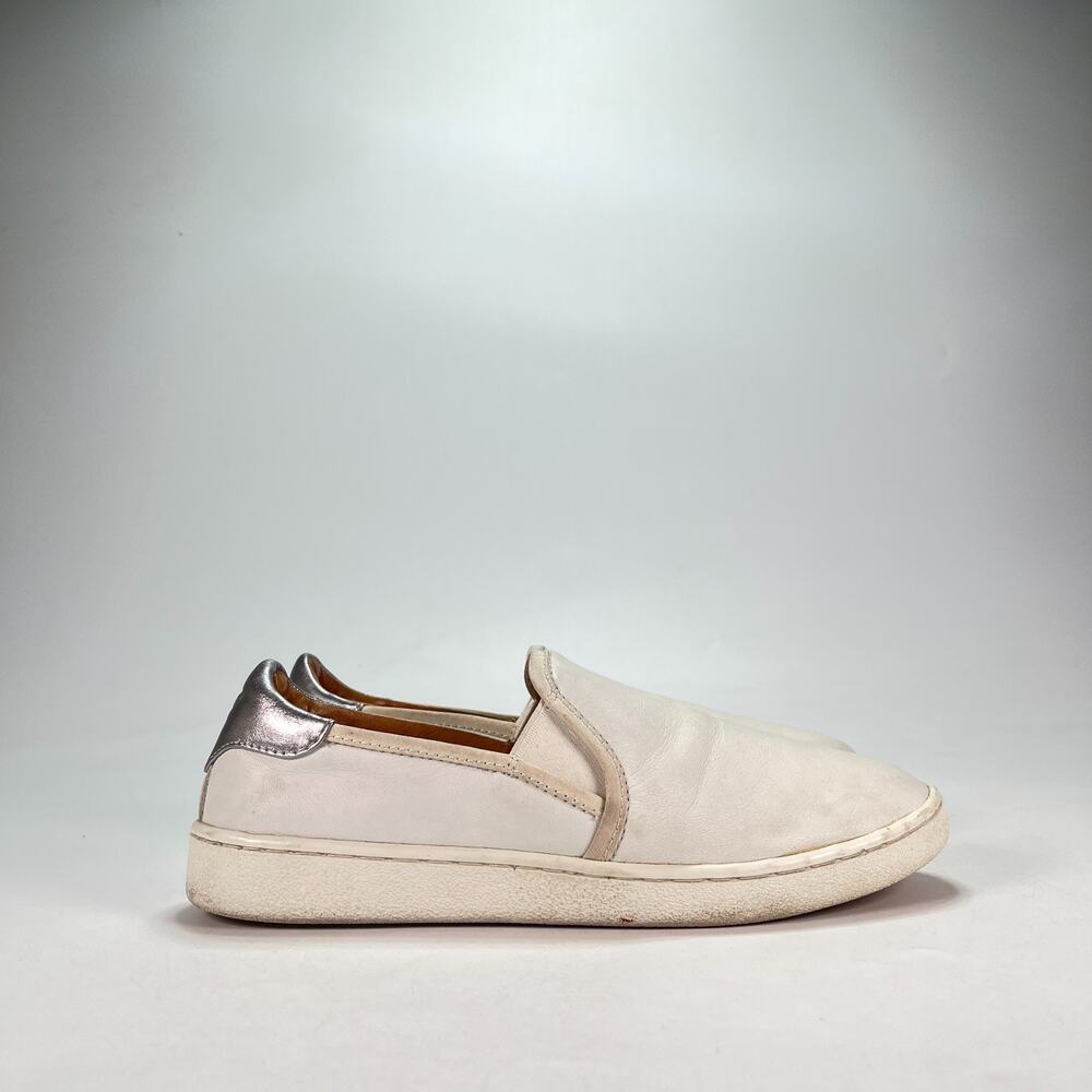 UGG Cas Off White Leather Casual Loafers Low Top Slip On Shoes Women's Size 7
